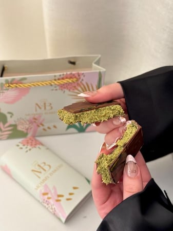 بار حلا الهبة كنافة وبستاشيو من MB