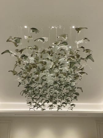 ثريا اوراق عسلي بحرف S بتصميم احترافي وجميل