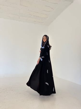 عباية كريب اسود مع تطريز سماوي - فزة