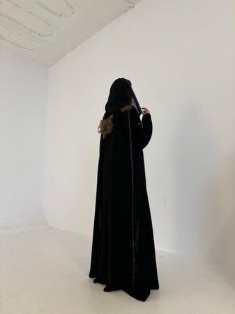 عباية كريب أسود مع تحديد قيطان مشجر قصة كلوش