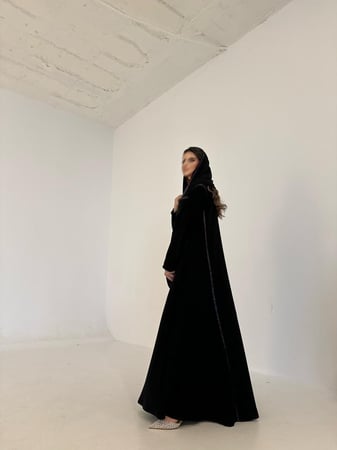 عباية كريب أسود مع تحديد قيطان مشجر قصة كلوش