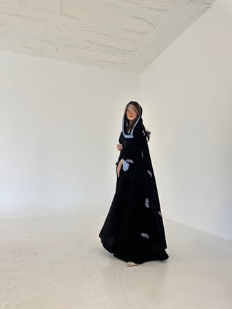 كريب اسود مع تطريز سماوي - فزة