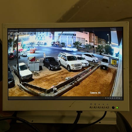HIKVISION بكج كاميرات مراقبة ip تتكون المجموعة كما هو موضح بالصورة من 3 كاميرا خارجية بدقة 6mp عالية الدقة شامل ملحقاتها