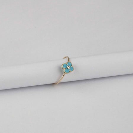 خاتم ذهب أبيض عيار 18 تصميم صدفي ، الوزن ( 0.8 ) جرام تقريباً