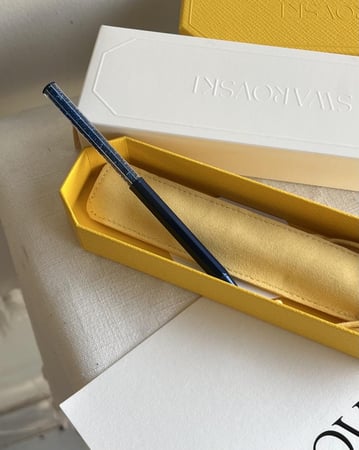 باقة ورد مع قلم سوارفسكي بتصميم أنيق