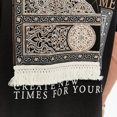 تيشيرت أوفر سايز أسود بتصميم فني مستوحى من الزخارف التراثية