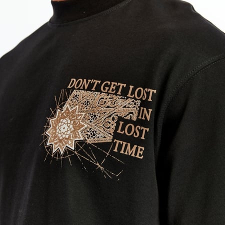 تيشيرت أوفر سايز أسود بتصميم فني مستوحى من الزخارف التراثية
