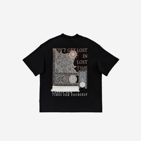 تيشيرت أوفر سايز أسود بتصميم فني مستوحى من الزخارف التراثية