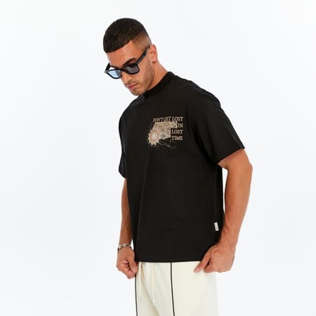 تيشيرت أوفر سايز أسود بتصميم فني مستوحى من الزخارف التراثية