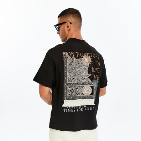 تيشيرت أوفر سايز أسود بتصميم فني مستوحى من الزخارف التراثية