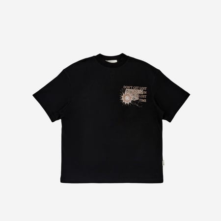 تيشيرت أوفر سايز أسود بتصميم فني مستوحى من الزخارف التراثية