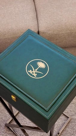 طقم عود فاخر من نسمة عود مع دهن وقطع عود طبيعية