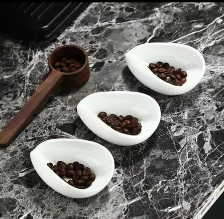 وعاء فخار لقياس حبوب القهوة