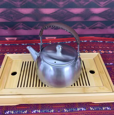 ابريق ياباني ملبس يد جلد