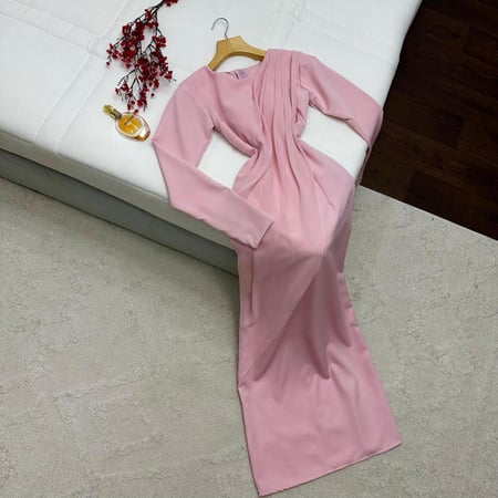 فستان وردي ناعم