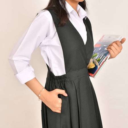 مريول زيتي سادة بقصة مثلثة من الامام وزم من الجانبين - متوسط