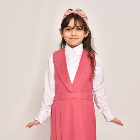 مريول وردي بياقة بليزر  وحزام ربط اغلاق مع كسرات من الأسفل