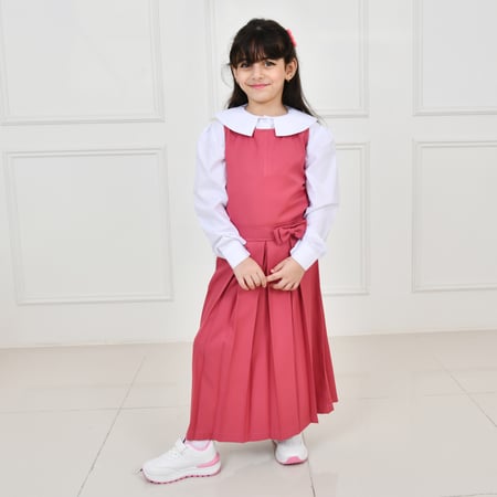 مريول وردي بحزام عريض مزين بفيونكة وكسرات مع جيوب جانبية