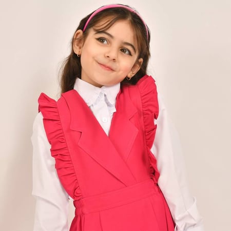 مريول فوشي بياقة و كشكش بارز على الأكتاف وزم من الجانبين