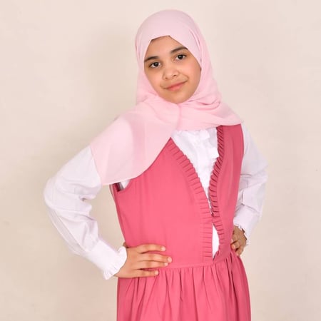 مريول وردي بكشكش ناعم في المنتصف وربطة اغلاق - ابتدائي