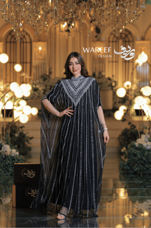 جلابية فاخرة باللون الأسود المطرّز بالفضي