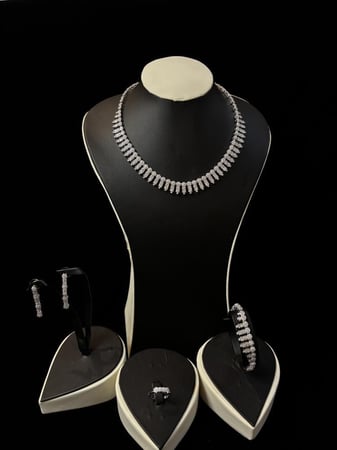 طقم زركون فضي بتصميم إشراقة هندسية من WAREEF