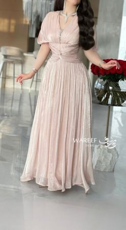 فستان سهرة شامبين بليسيه بتصميم ملتف ولمسة خصر أنيقة