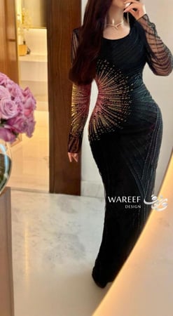 فستان ناعم أسود بتطريز شعاعي متعدد الألوان