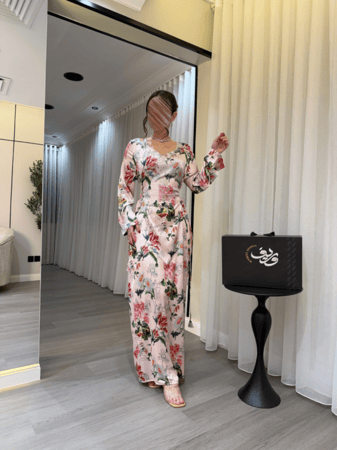 جلابية وردية بنقشة زهور ناعمة وقصّة أنثوية راقية