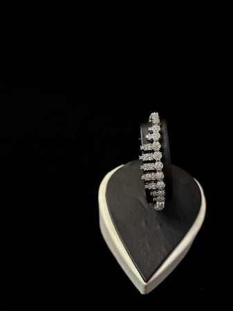 طقم زركون فضي بتصميم إشراقة هندسية من WAREEF