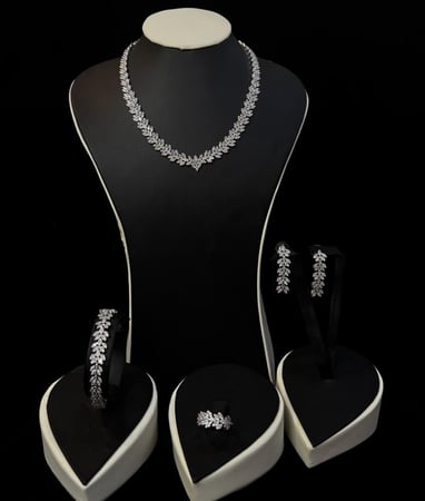 طقم همسة الياقوت الناعم