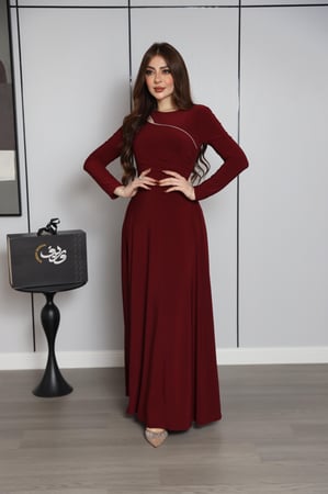 فستان عنّابي بقصّة واسعة ولمسة خط معدني أنيق