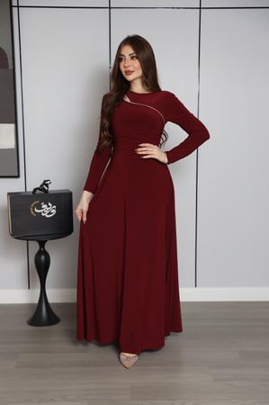 فستان عنّابي بقصّة واسعة ولمسة خط معدني أنيق