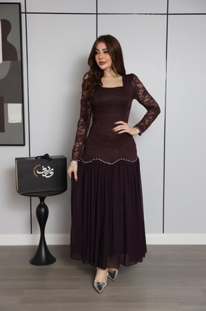 فستان عنّابي داكن بتصميم دانتيل فاخر وتنورة انسيابية