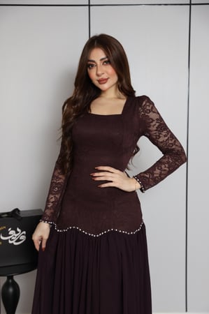 فستان عنّابي داكن بتصميم دانتيل فاخر وتنورة انسيابية
