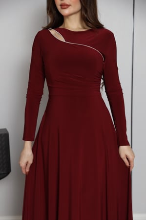 فستان عنّابي بقصّة واسعة ولمسة خط معدني أنيق