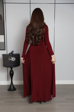 فستان عنّابي بقصّة واسعة ولمسة خط معدني أنيق
