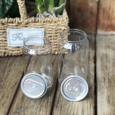 علب عصير شفاف بغطاء كبس