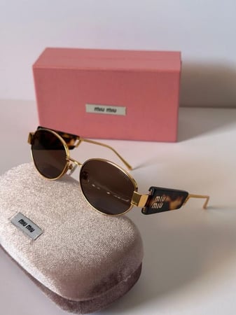 نظارة ميو ميو بملحقاتها