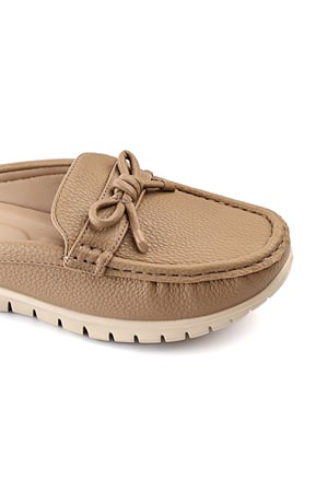 حذاء فلات كاجوال نسائي مفتوح من الخلف مزود بشريط جلدي مزين بفيونكة