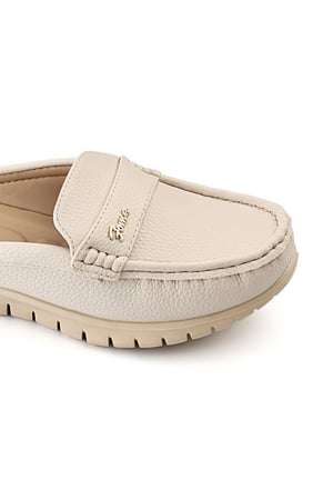 حذاء فلات كاجوال نسائي مفتوح من الخلف مزود بشريط جلدي مزين بقطعة معدنية على الجانب بتوقيع Foma