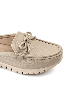 حذاء فلات كاجوال نسائي مفتوح من الخلف مزود بشريط جلدي مزين بفيونكة