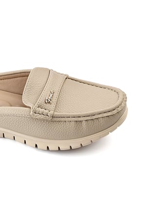 حذاء فلات كاجوال نسائي مفتوح من الخلف مزود بشريط جلدي مزين بقطعة معدنية على الجانب بتوقيع Foma