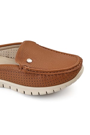 حذاء فلات كاجوال نسائي مفتوح من الخلف مزين بقطعة معدنية دائرية على الجانب