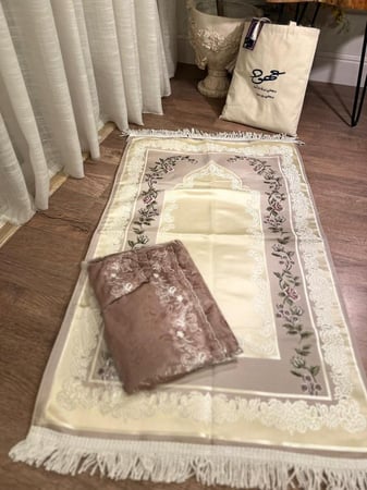 ‎الاطقم التركية مع شرشف صلاة مطرز