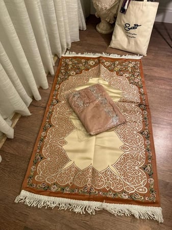 ‎الاطقم التركية مع شرشف صلاة مطرز