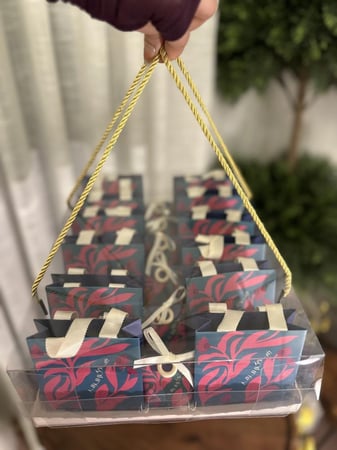 بوكس مع كيس عيدكم مزهر ١٨ توزيعة