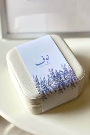 منظم مجوهرات مع ثيم بالاسم