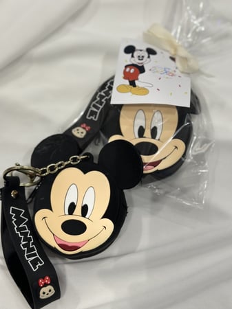 محفظة وميدالية ميكي