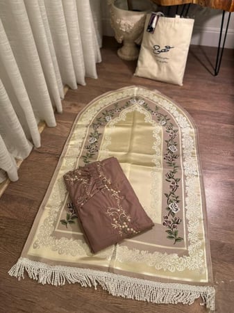 ‎الاطقم التركية مع شرشف صلاة مطرز